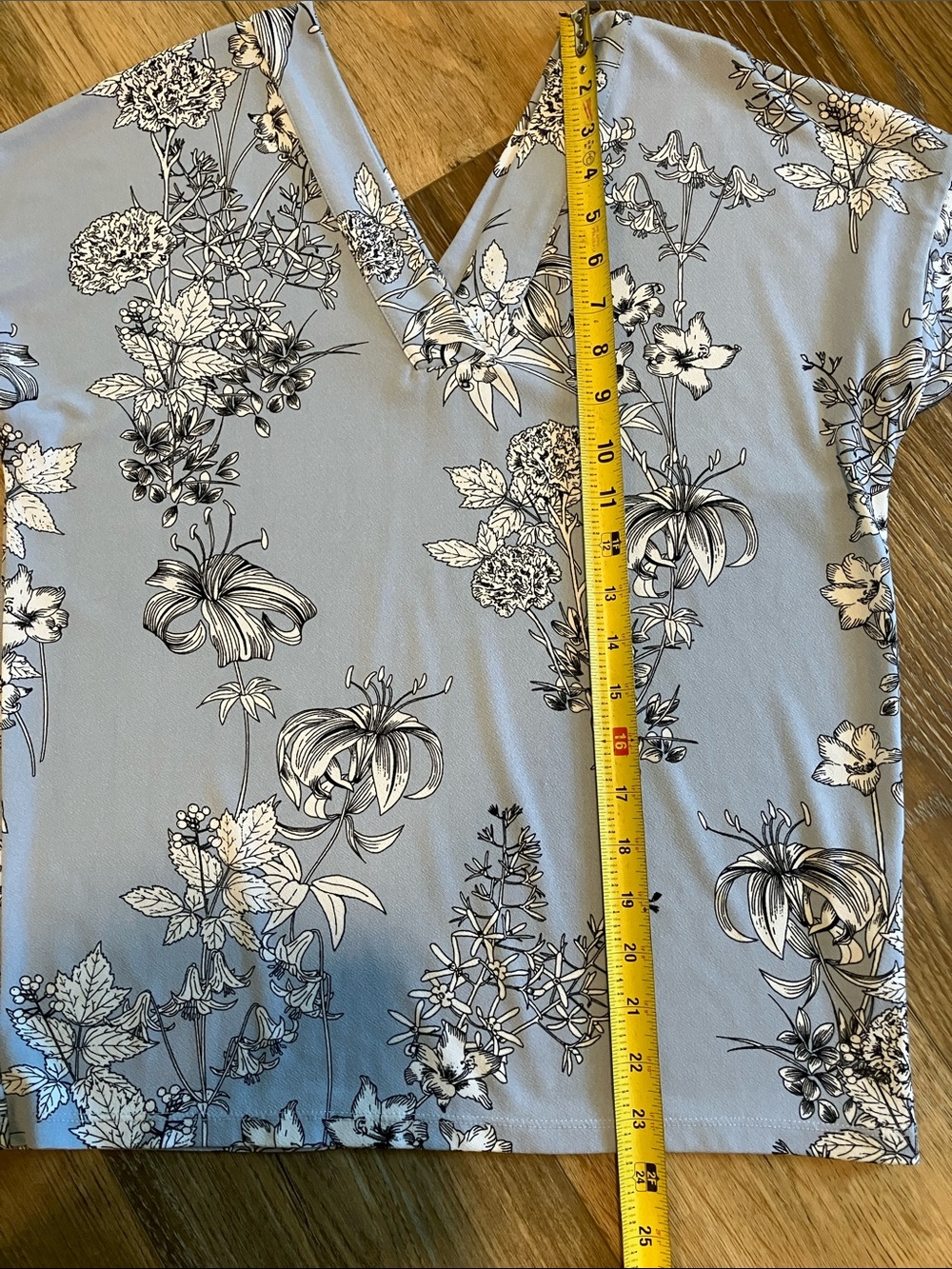Banana Republic Light Blue Floral V-Neck Blouse - Picture 7 of 7